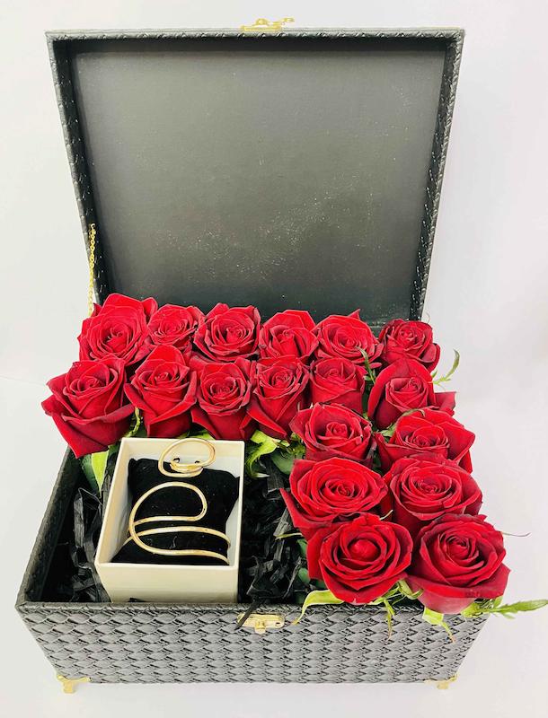 باکس چرمی گل رز هلندی و دستبند و  انگشتر