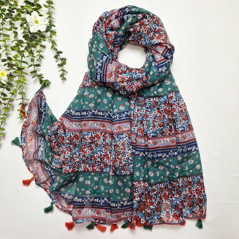 شال نخی منگوله‌دار