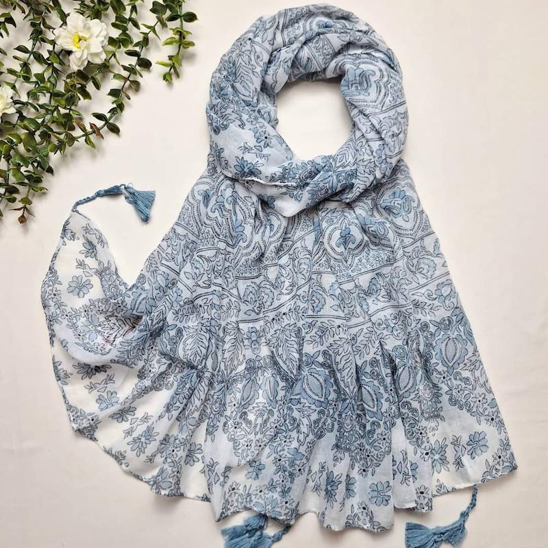 شال نخی منگوله‌دار