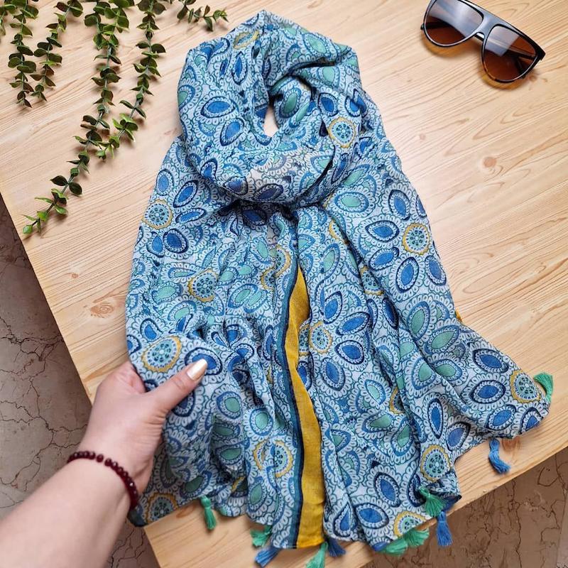 شال نخی منگوله‌دار