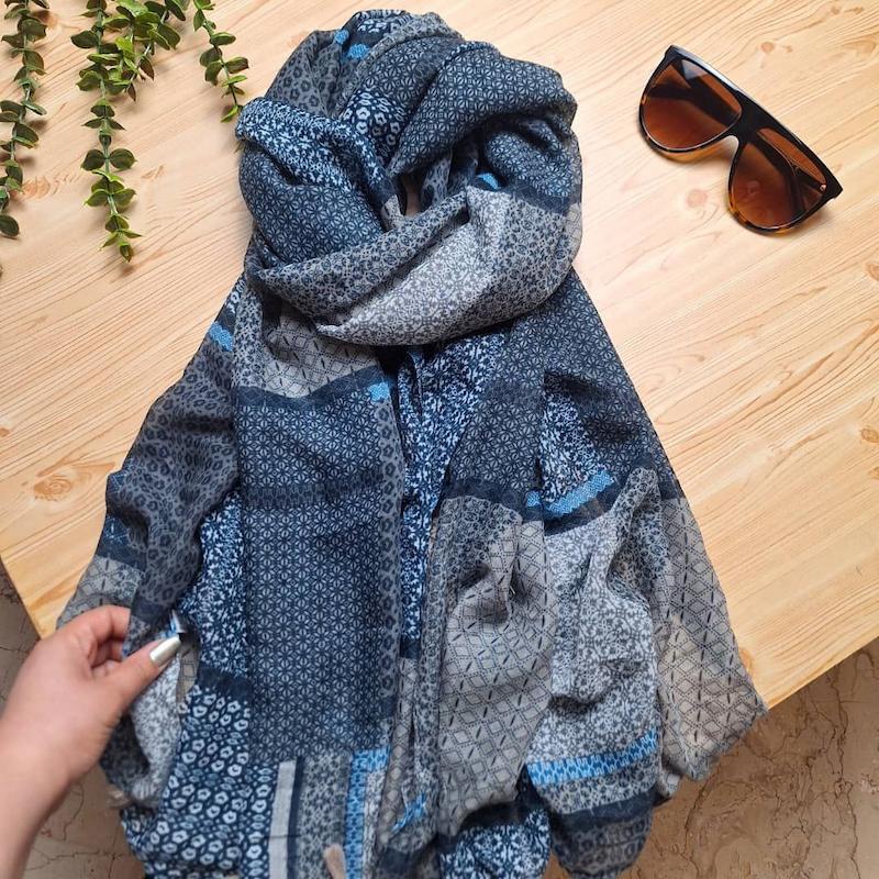 شال نخی منگوله‌دار