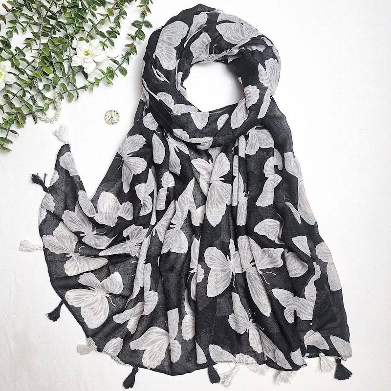 شال نخی منگوله‌دار