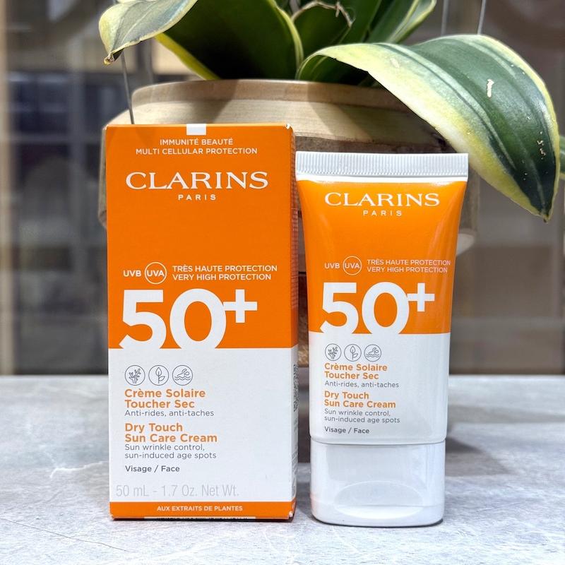 کرم ضد آفتاب کلارنس مدل Dry Touch Facial Sun Care UVA/UVB SPF50+