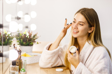تفاوت بین مرطوب‌کننده و آبرسان چیست؟ 