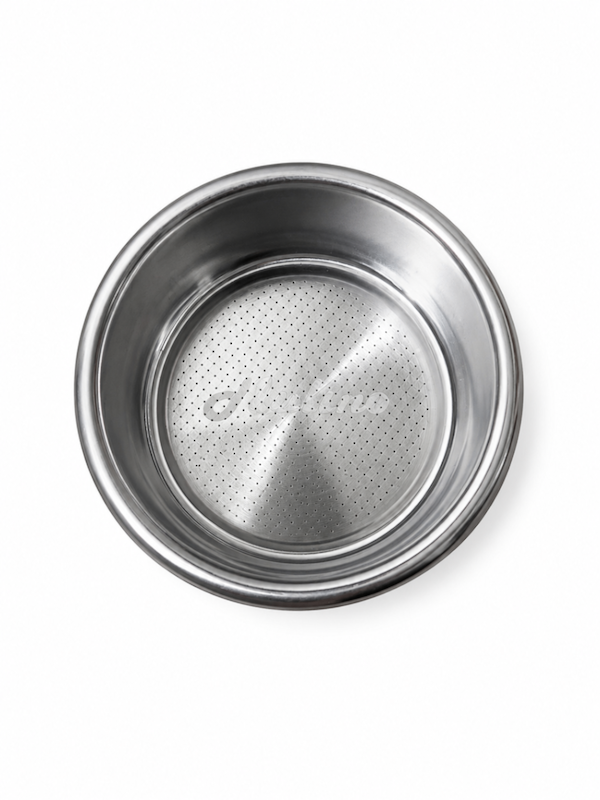 بسکت دبل غیر تحت فشار سایز 51 چیست؟  بسکت دبل غیر تحت فشار سایز 51 میلی‌متر یا 51mm Non-Pressurized Double Basket یک بسکت مخصوص عصاره‌گیری اسپرسو است که داخل پرتافیلتر دستگاه قرار می‌گیرد.  برخلاف بسکت تحت فشار، در این مدل مکانیزم محدودکننده‌ای برای ایجاد فشار مصنوعی در خروجی وجود ندارد و مقاومت موردنیاز برای عصاره‌گیری عمدتاً توسط بستر قهوه ایجاد می‌شود. به همین دلیل عواملی مانند درجه آسیاب، مقدار قهوه، توزیع صحیح و تمپ تأثیر بیشتری بر نتیجه نهایی دارند.  این ویژگی باعث می‌شود بسکت غیر تحت فشار برای افرادی که می‌خواهند کنترل بیشتری روی عصاره‌گیری داشته باشند، انتخاب جذابی باشد.  ویژگی‌های بسکت دبل غیر تحت فشار 51 سایز: 51 میلی‌متر نوع: دبل / Double نوع بسکت: غیر تحت فشار (Non-Pressurized) ساختار: Single Wall جنس رایج: استیل ضدزنگ مناسب برای تهیه اسپرسو دبل مناسب پرتافیلترهای سازگار با بسکت 51 میلی‌متری امکان کنترل بیشتر پارامترهای عصاره‌گیری قابل شست‌وشو و استفاده مجدد مناسب استفاده خانگی و باریستاهای علاقه‌مند به عصاره‌گیری حرفه‌ای‌تر  نمونه‌های 51 میلی‌متری موجود در بازار معمولاً برای حدود 14 تا 18 گرم قهوه طراحی شده‌اند؛ برای نمونه، یک بسکت CAPFEI ظرفیت 14 تا 16 گرم و برخی مدل‌های دیگر ظرفیت 16 تا 18 گرم دارند. بنابراین ظرفیت دقیق محصول خودت را بدون اندازه‌گیری نباید قطعی اعلام کنیم.  تفاوت بسکت غیر تحت فشار و تحت فشار  مهم‌ترین تفاوت این دو نوع بسکت در نحوه ایجاد مقاومت هنگام عصاره‌گیری است.  در بسکت تحت فشار، طراحی بسکت به ایجاد فشار و کرما کمک می‌کند؛ بنابراین نسبت به خطا در آسیاب و تمپ بخشنده‌تر است و معمولاً برای کاربران مبتدی راحت‌تر است.  اما در بسکت غیر تحت فشار کیفیت شات بیشتر به آماده‌سازی قهوه وابسته است. آسیاب نامناسب یا توزیع و تمپ ضعیف می‌تواند باعث عبور سریع یا کند آب و عصاره‌گیری نامناسب شود. در عوض، با تنظیم صحیح پارامترها، کنترل بیشتری روی نتیجه نهایی خواهید داشت.  مزایای استفاده از بسکت غیر تحت فشار  یکی از مهم‌ترین دلایل استفاده از این بسکت، کنترل بیشتر روی عصاره‌گیری اسپرسو است.  می‌توانید با تغییر درجه آسیاب، دوز قهوه، نحوه توزیع و تمپ، سرعت جریان و زمان عصاره‌گیری را تنظیم کنید. به همین دلیل این نوع بسکت گزینه مناسبی برای افرادی است که قصد دارند مهارت خود در تهیه اسپرسو را ارتقا دهند.  همچنین کرمای ایجادشده در بسکت غیر تحت فشار بیشتر به قهوه، تازگی دانه و کیفیت واقعی عصاره‌گیری وابسته است و خود بسکت برای تولید کرمای مصنوعی طراحی نشده است.  برای چه کسانی مناسب است؟  این محصول انتخاب مناسبی است برای افرادی که:  اسپرسوساز با پرتافیلتر سازگار با سایز 51 میلی‌متر دارند، آسیاب قهوه مناسب اسپرسو در اختیار دارند و می‌خواهند کنترل بیشتری روی عصاره‌گیری داشته باشند.  همچنین اگر دستگاه شما به‌صورت پیش‌فرض بسکت تحت فشار دارد و قصد دارید وارد مرحله حرفه‌ای‌تری از تهیه اسپرسو شوید، بسکت غیر تحت فشار می‌تواند یکی از تغییرات مهم در ستاپ شما باشد.  نکته مهم قبل از خرید  صرفاً 51 میلی‌متری بودن پرتافیلتر به معنی سازگاری قطعی نیست.  عمق بسکت، قطر لبه، نوع نگهدارنده بسکت و فضای داخلی پرتافیلتر می‌تواند بین دستگاه‌ها متفاوت باشد. حتی در توضیحات برخی بسکت‌های 51 میلی‌متری نیز تأکید شده که نوع اتصال و عمق پرتافیلتر باید پیش از خرید بررسی شود.  بنابراین بهتر است مشتری قبل از سفارش، ابعاد و فرم بسکت فعلی دستگاه خود را با محصول مقایسه کند.  راهنمای استفاده  برای شروع می‌توانید مقدار مناسب قهوه را داخل بسکت بریزید و با آسیاب مخصوص اسپرسو درجه آسیاب را تنظیم کنید. سپس قهوه را به‌صورت یکنواخت در سطح بسکت توزیع کرده و با تمپر مناسب فشرده کنید.  اگر عصاره خیلی سریع خارج می‌شود، معمولاً باید آسیاب ریزتر یا سایر متغیرهای عصاره‌گیری را اصلاح کنید. اگر جریان بسیار کند یا متوقف است، آسیاب بیش از حد ریز می‌تواند یکی از دلایل باشد.