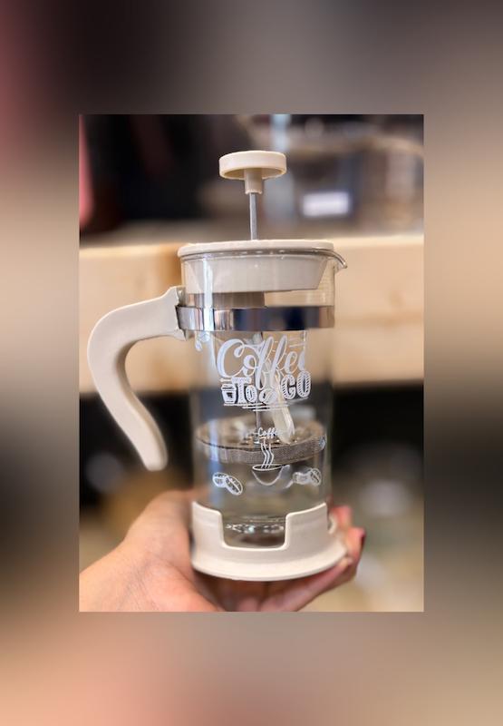 فرنچ پرس طرح دار کرمی همراه پیمانه 