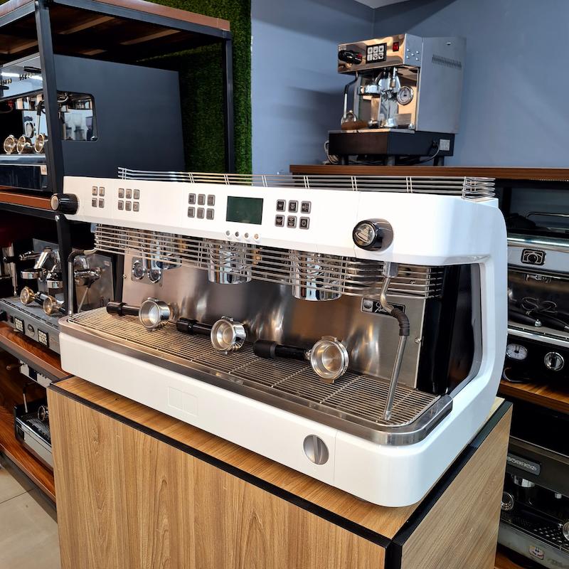 دستگاه اسپرسو سه گروپ مدل دالاکورته DC PRO کارکرده سال ساخت 2011 