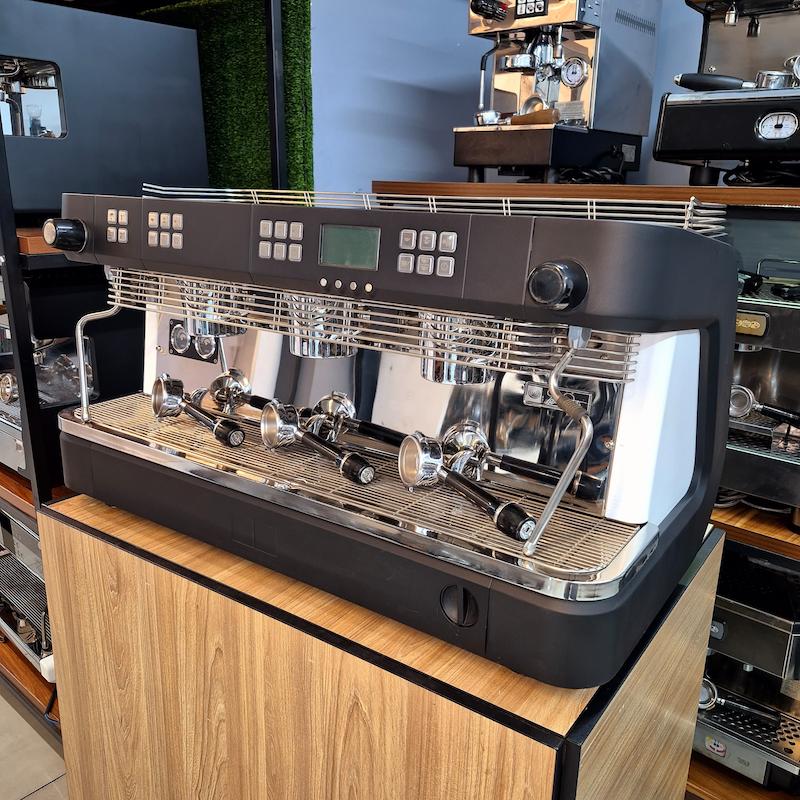 دستگاه اسپرسو سه گروپ مدل دالاکورته DC PRO کارکرده سال ساخت 2014 