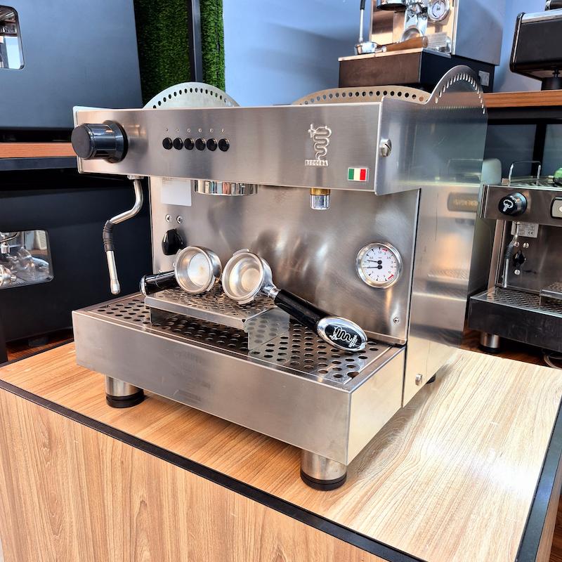 دستگاه اسپرسو تک گروپ مدل بیزرا B2016 کارکرده سال ساخت 2018