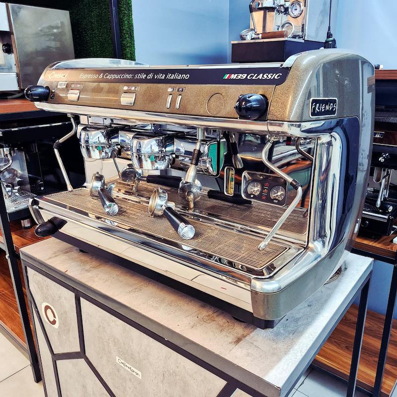 دستگاه اسپرسو دو گروپ نیمه اتوماتیک جیمبالی M39 کارکرده سال ساخت 2013