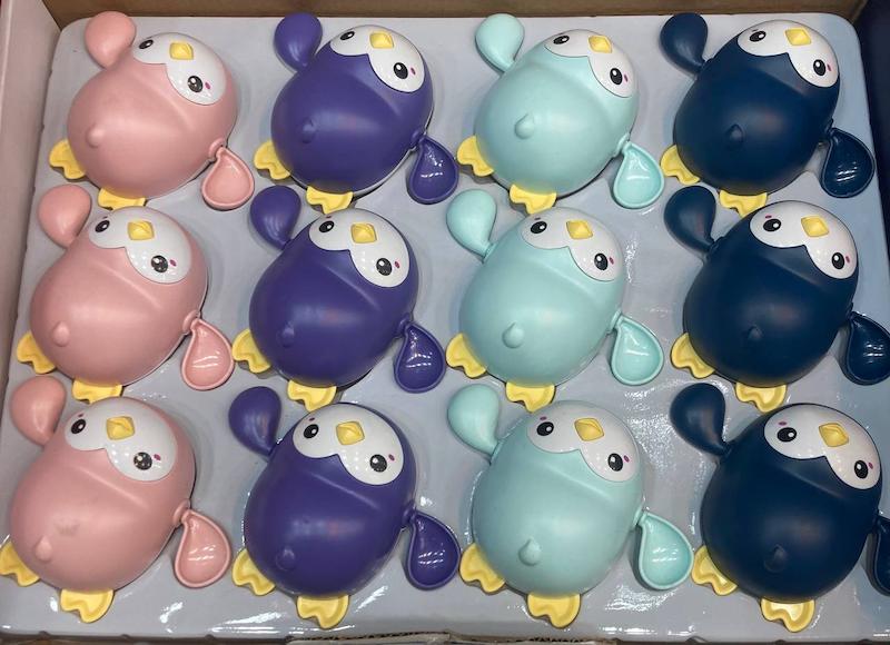 پنگوئن کوکی داخل آب 