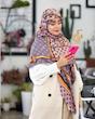 روسری مودال قواره ۱۴۰ طرح مونوگرام صورتی طوسی