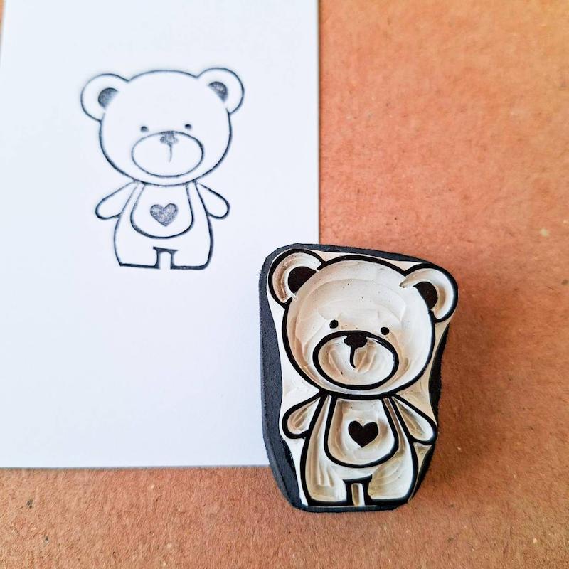 مهر لینویی دستساز Bear & Heart برند Negin Stamp کد NST-1002
