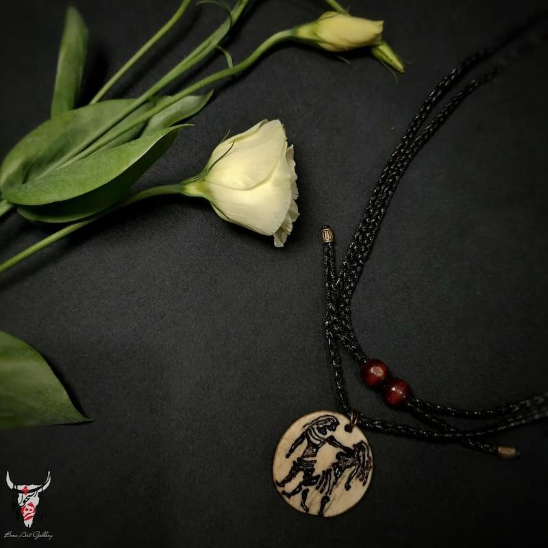 گردنبند حکاکی نماد ماه تولد