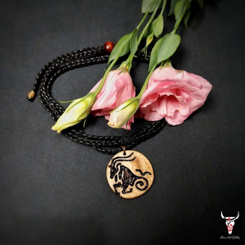 گردنبند حکاکی نماد ماه تولد