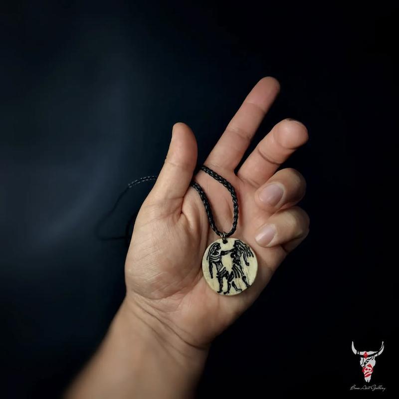 گردنبند حکاکی نماد ماه تولد