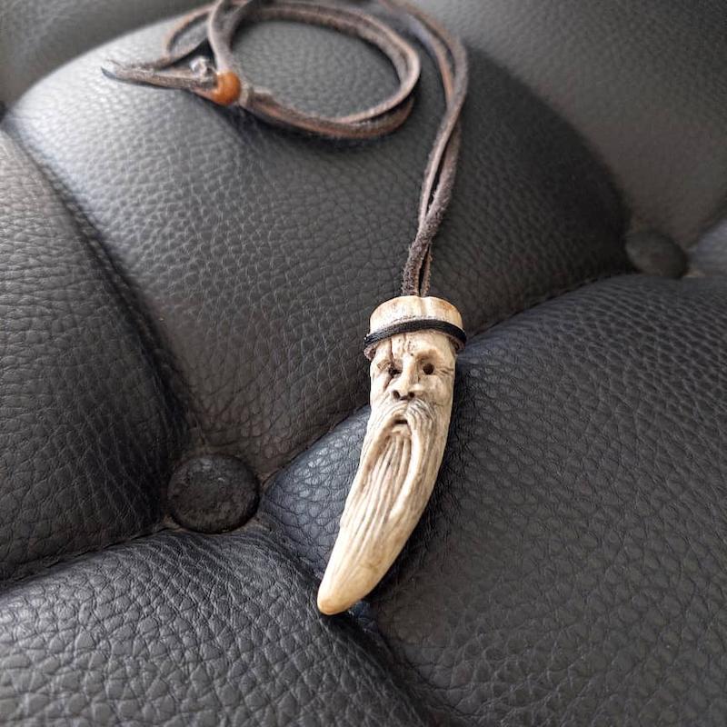 گردنبند سر شاخ گوزن حکاکی