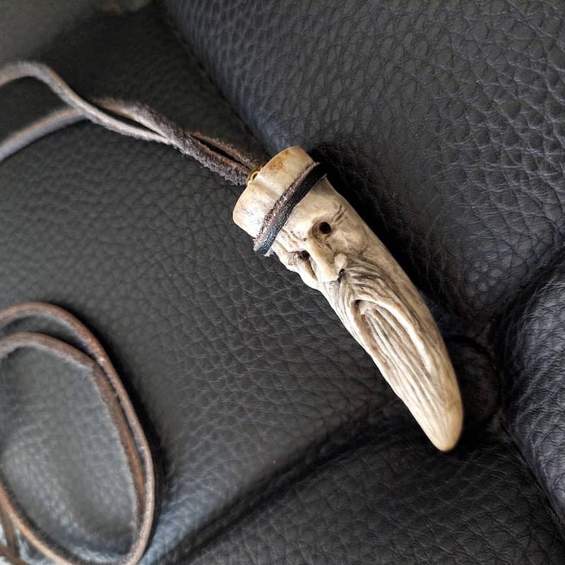 گردنبند سر شاخ گوزن حکاکی
