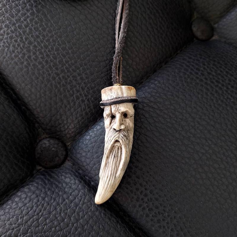 گردنبند سر شاخ گوزن حکاکی