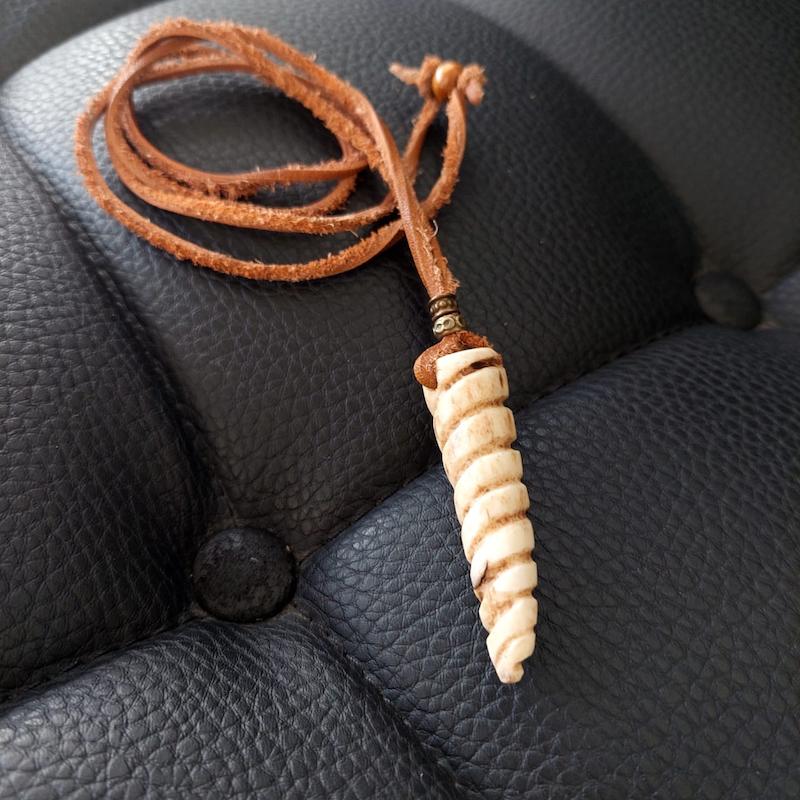 گردنبند سر شاخ گوزن حکاکی زنگر