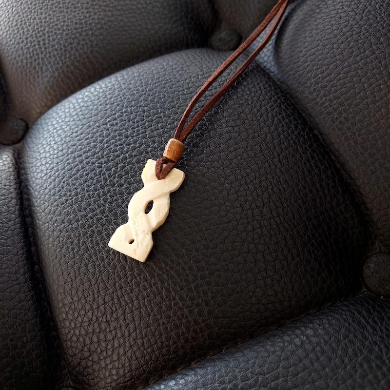 گردنبند حکاکی طرح ساعت شنی