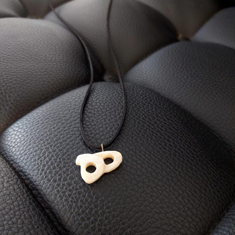 گردنبند حکاکی طرح هیچ