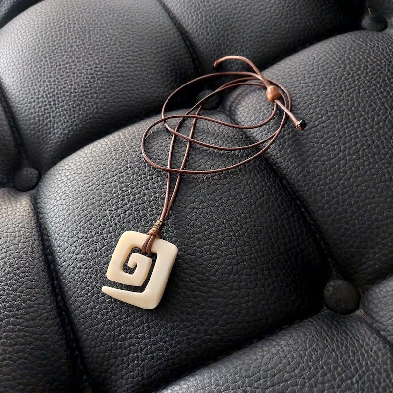 گردنبند حکاکی طرح مائوری