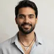 گردنبند حکاکی طرح هیچ