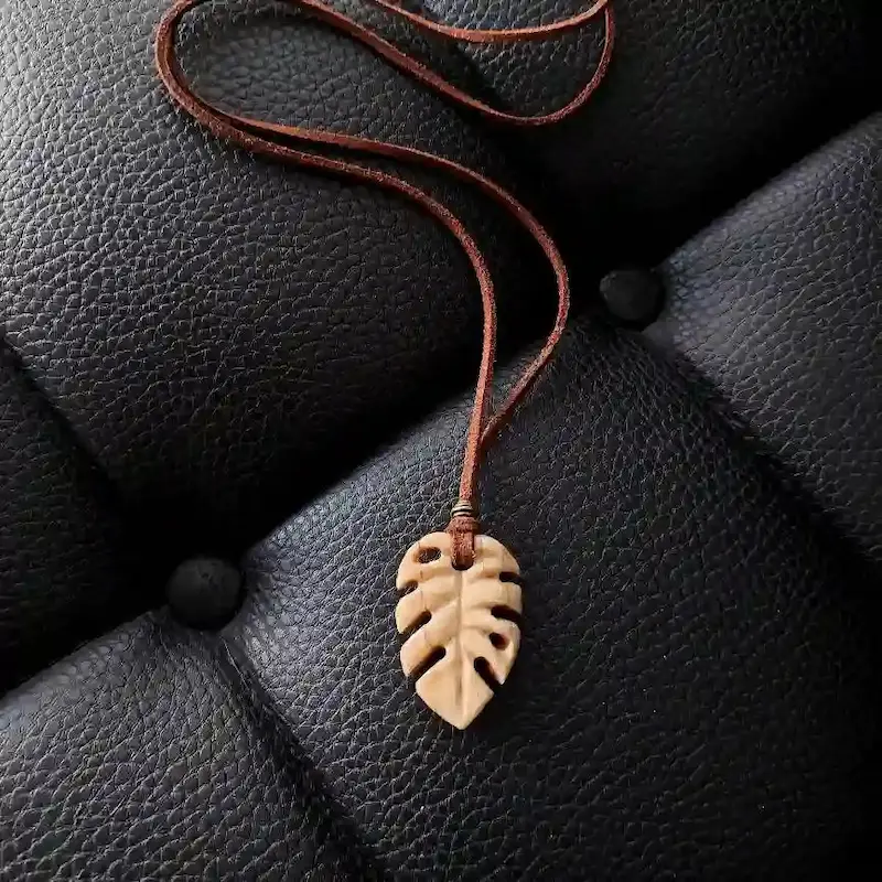 گردنبند حکاکی طرح برگ انجیری
