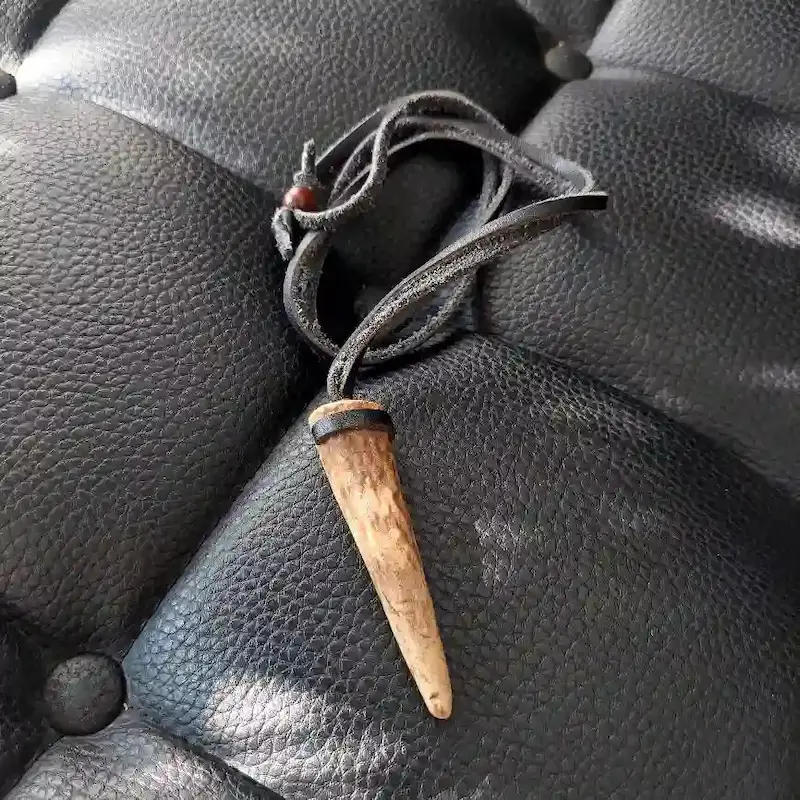 گردنبند سر شاخ گوزن طرح هدر
