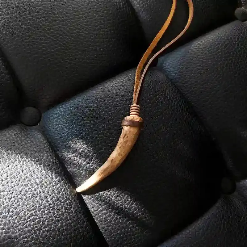 گردنبند سر شاخ گوزن طرح قاک