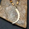 گردنبند طرح شاخ کل وحشی