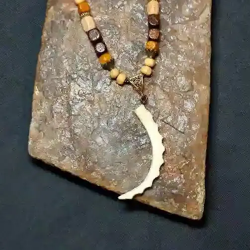 گردنبند طرح شاخ کل وحشی