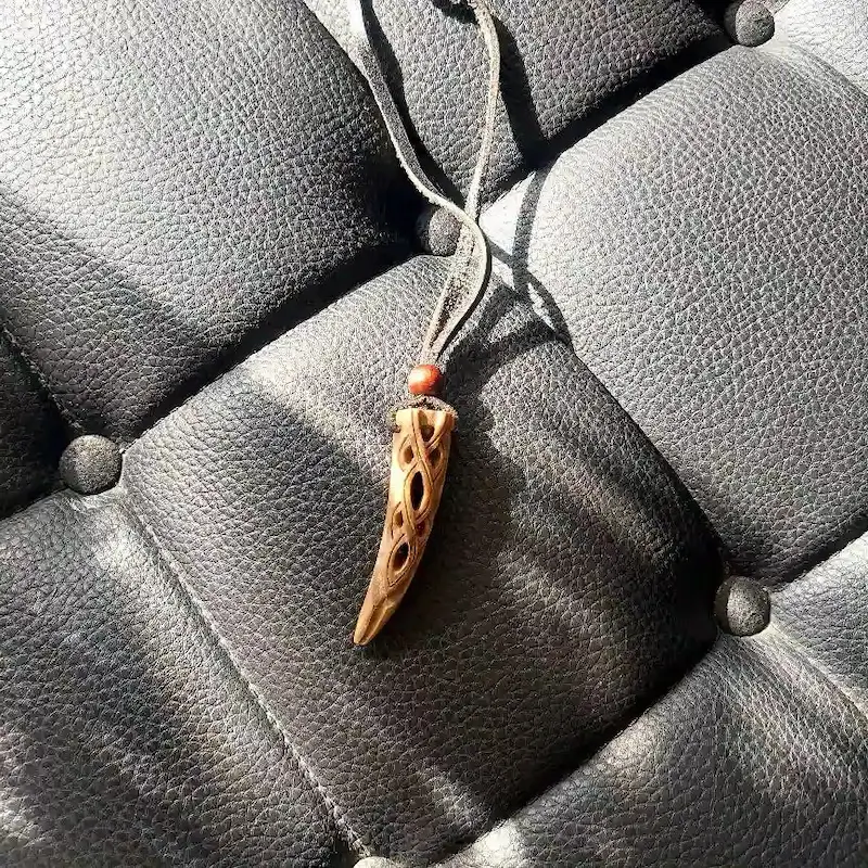 گردنبند حکاکی سر شاخ گوزن پرو پلاس