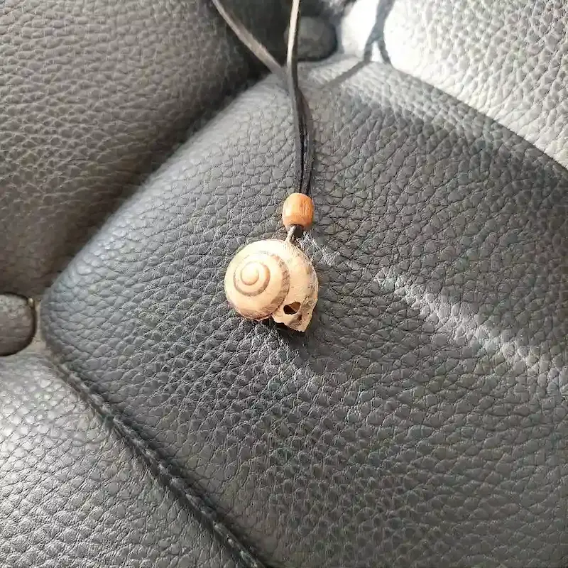 گردنبند لاک حلزون طرح جمجمه