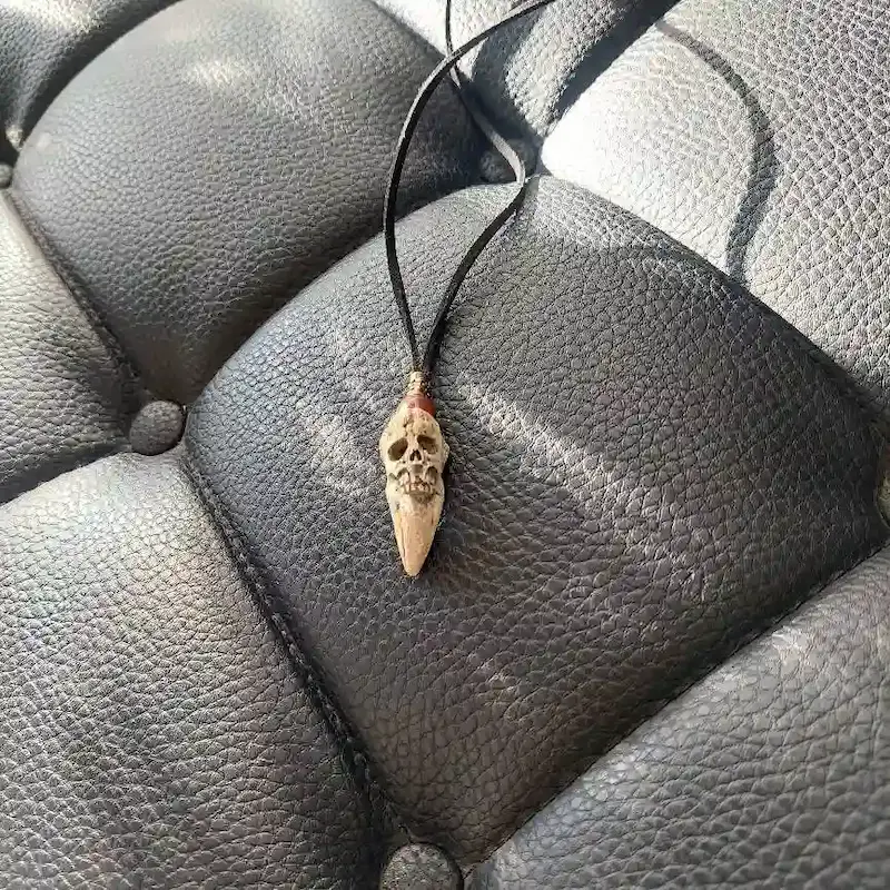 گردنبند حکاکی شده طرح جمجمه
