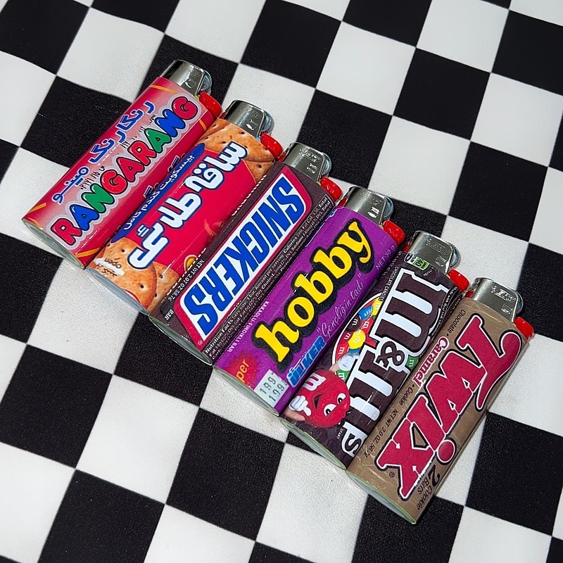 لايتر m&m (دومي از راست)