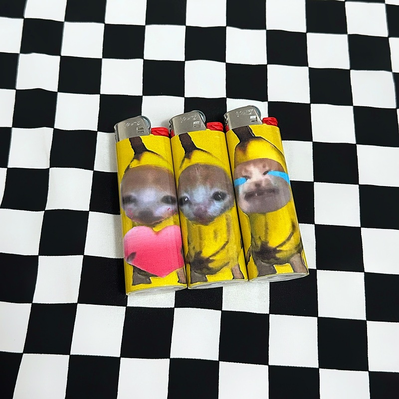 لايتر banana cat گريه كن (اولي از راست)