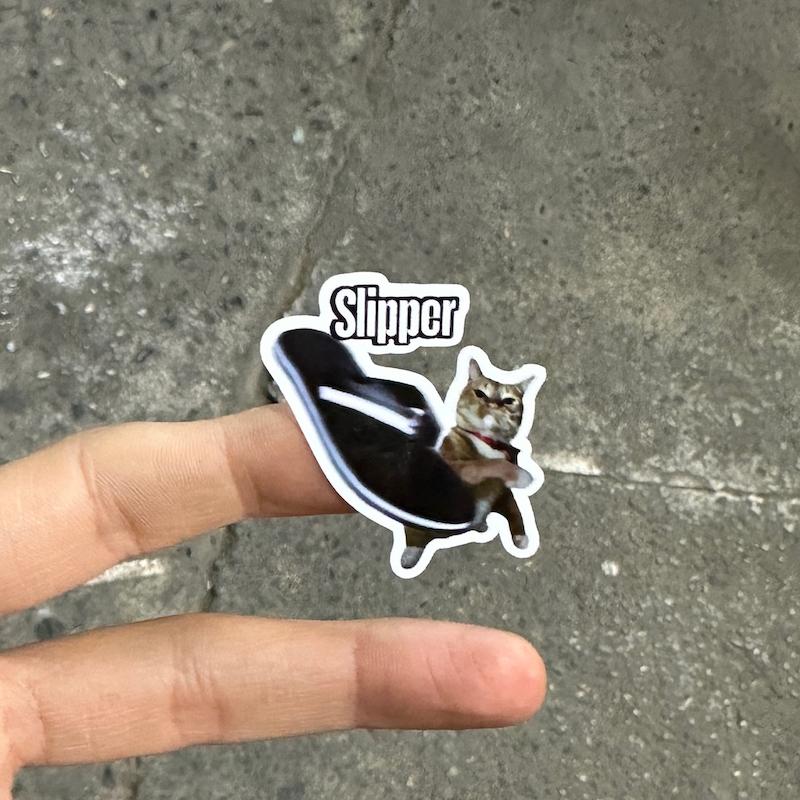 استيكر "گربه دمپايي پرت كن"