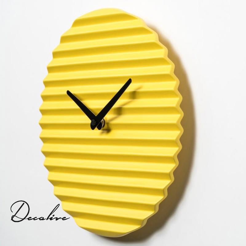 ساعت ديواري زرد با سطح موج دار