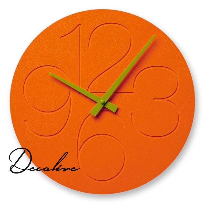 ساعت دیواری مینیمال با اعداد حک شده