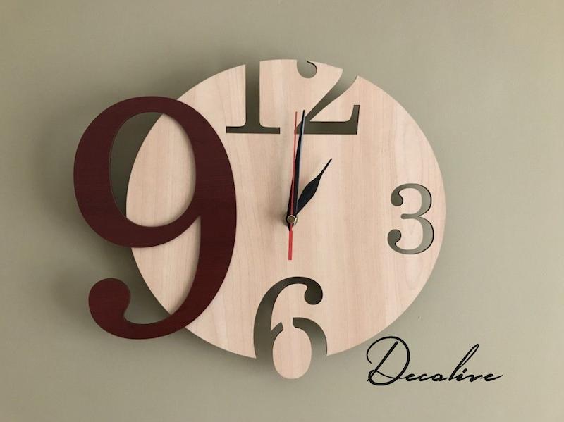 ساعت دیواری با عدد ۹ برجسته