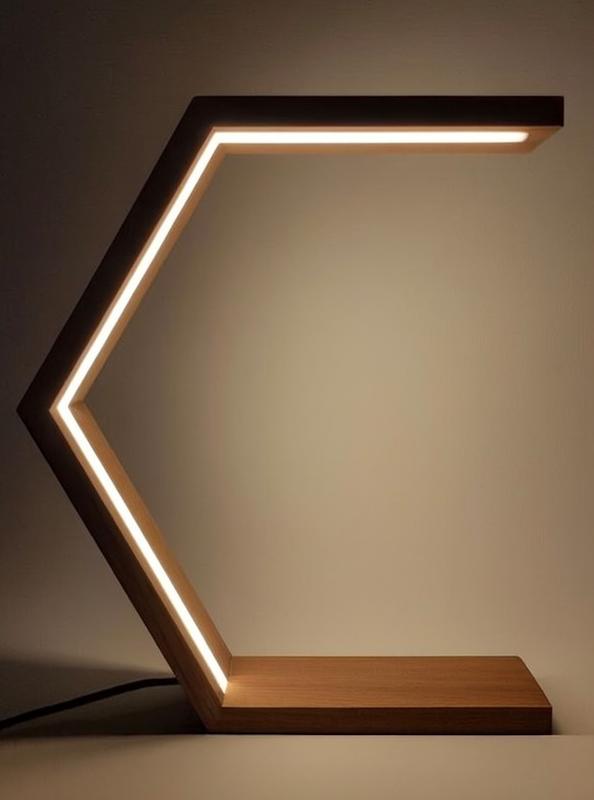 چراغ رومیزی چوبی مدرن با نور LED خطی