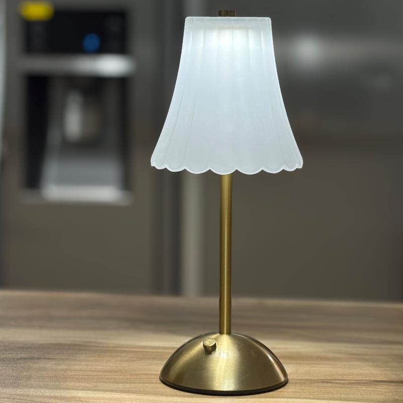 چراغ رومیزی شارژی شیدار سفید مات