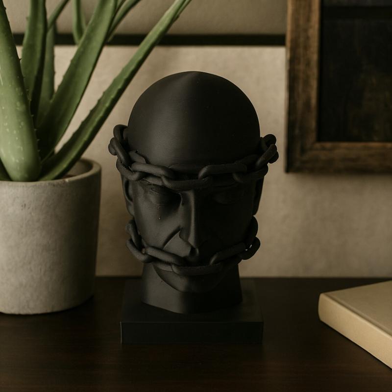 دکوری سر زنجیر شده