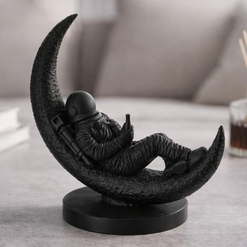 مجمسه دکوری فضانورد روی ماه