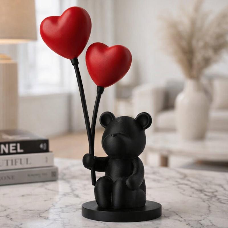 مجسمه دکوری خرس با بادکنک های قلبی