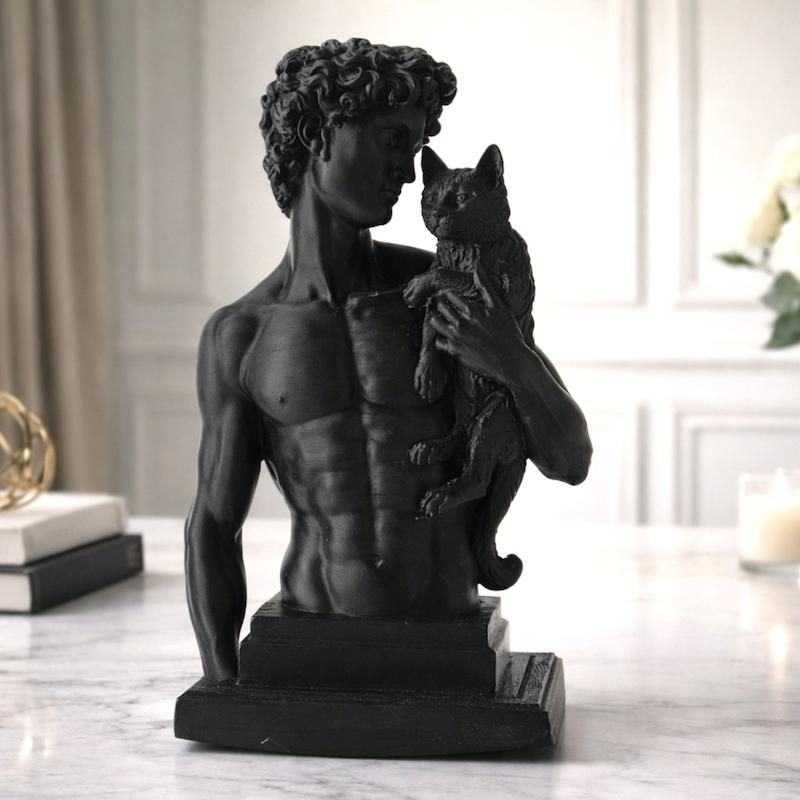 مجسمه دکوری داوود به همراه گربه
