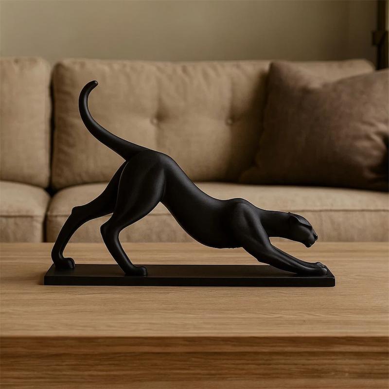 دکوری مینیمال پلنگ در حال کشش