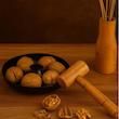 گردوشکن فلزی با چکش چوبی